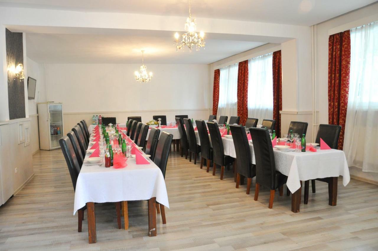 Považská Bystrica Hotel Garni מראה חיצוני תמונה