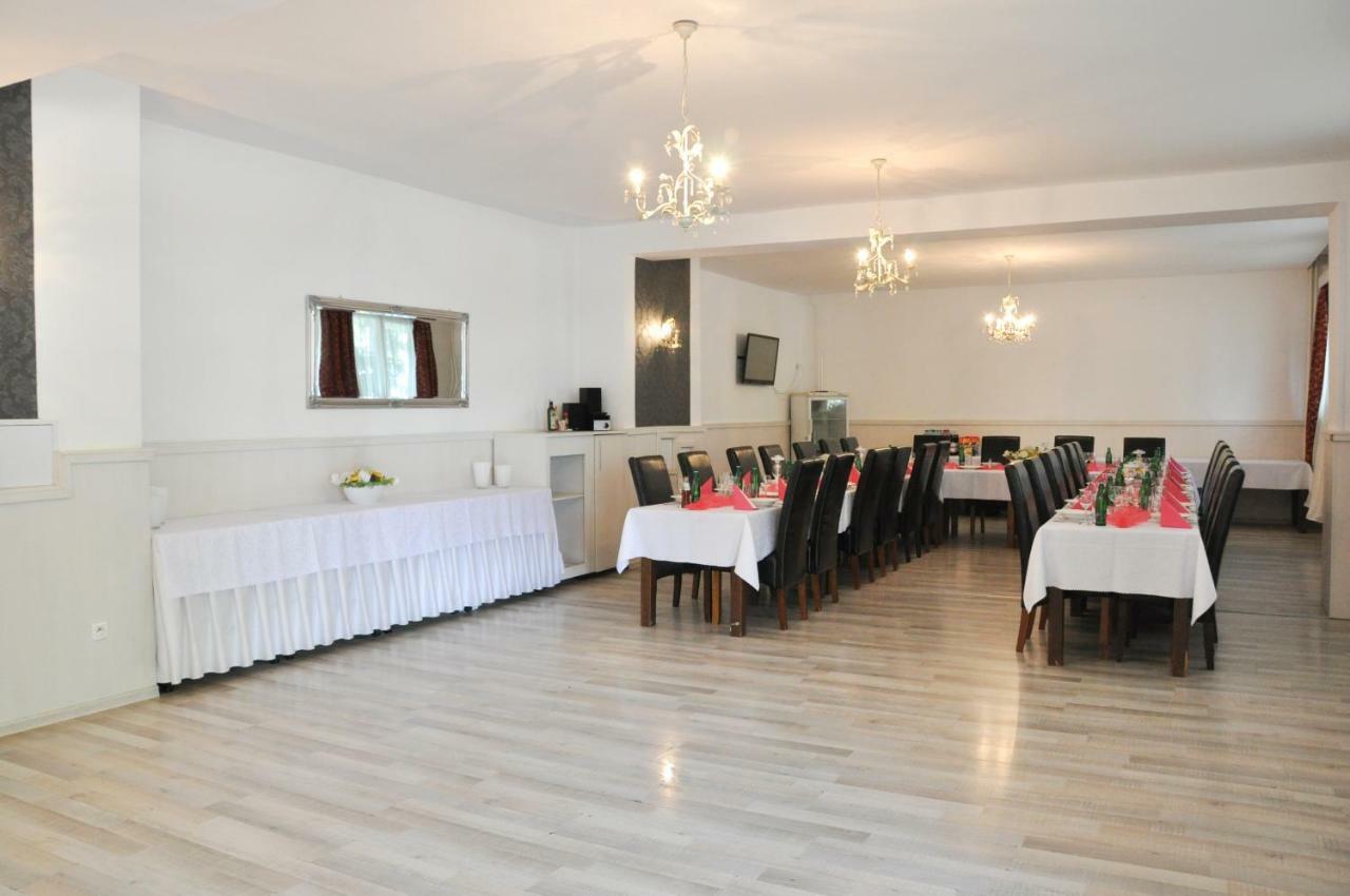 Považská Bystrica Hotel Garni מראה חיצוני תמונה